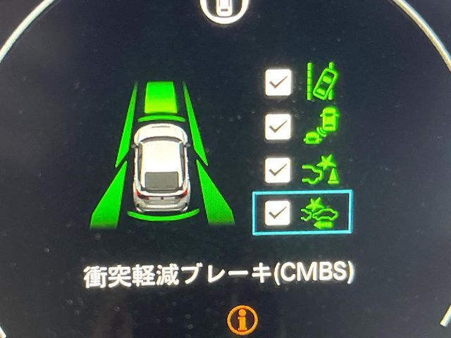 【ホンダセンシング】走行中に前方の車両等を認識し、衝突しそうな時は警報とブレーキで衝突回避と被害軽減をアシスト。より安全にドライブをお楽しみいただけます。