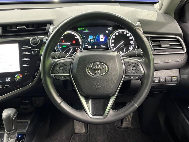 �C���e���A�ɍ��킹���f�U�C���̃X�e�A�����O�́A�^�]�������̂��Ƃ��l���A�^�]���₷���`��A�傫���ł��B�����x�A���ۂɐG���Ă��m���߂��������B