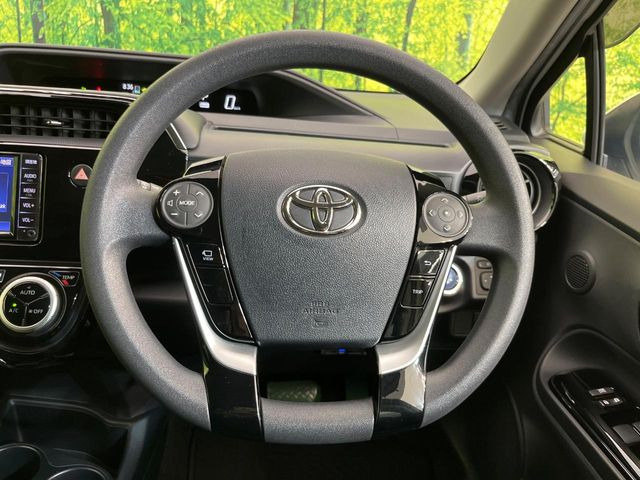 �C���e���A�ɍ��킹���f�U�C���̃X�e�A�����O�́A�^�]�������̂��Ƃ��l���A�^�]���₷���`��A�傫���ł��B�����x�A���ۂɐG���Ă��m���߂��������B