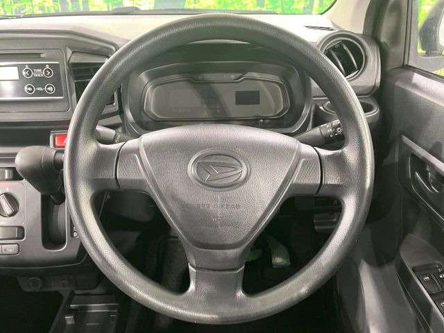 �C���e���A�ɍ��킹���f�U�C���̃X�e�A�����O�́A�^�]�������̂��Ƃ��l���A�^�]���₷���`��A�傫���ł��B�����x�A���ۂɐG���Ă��m���߂��������B