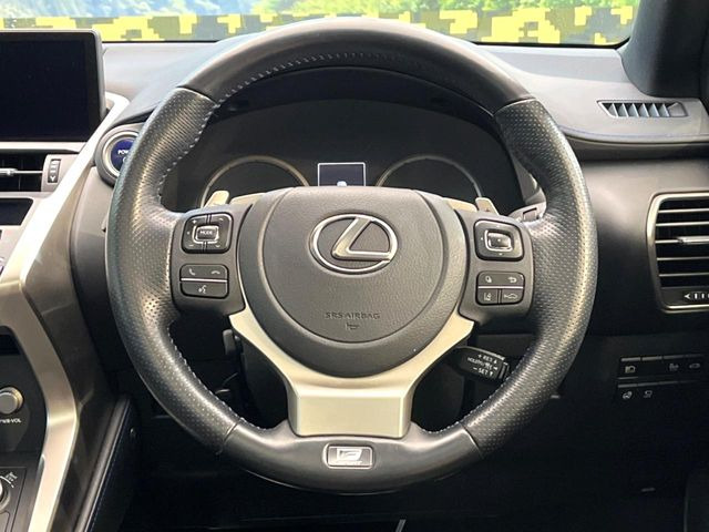 �C���e���A�ɍ��킹���f�U�C���̃X�e�A�����O�́A�^�]�������̂��Ƃ��l���A�^�]���₷���`��A�傫���ł��B�����x�A���ۂɐG���Ă��m���߂��������B