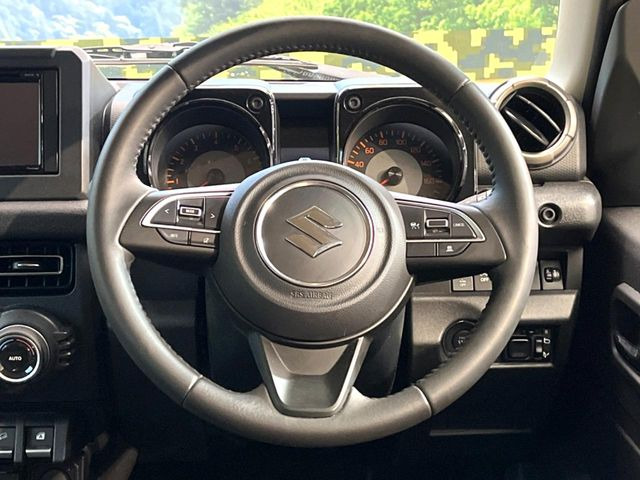 �C���e���A�ɍ��킹���f�U�C���̃X�e�A�����O�́A�^�]�������̂��Ƃ��l���A�^�]���₷���`��A�傫���ł��B�����x�A���ۂɐG���Ă��m���߂��������B