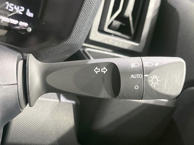 【オートライト】周りの明るさに応じて自動でヘッドライトの点灯・消灯ができる機能です!ライトの付け忘れ・消し忘れなどが無くなり、雨の日や夕方の走行も安心!トンネル通過時も便利ですね♪