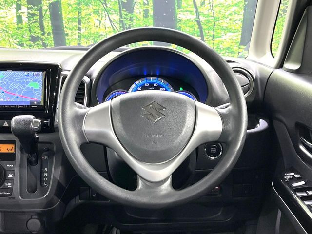 �C���e���A�ɍ��킹���f�U�C���̃X�e�A�����O�́A�^�]�������̂��Ƃ��l���A�^�]���₷���`��A�傫���ł��B�����x�A���ۂɐG���Ă��m���߂��������B