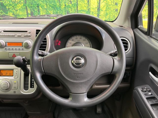 �C���e���A�ɍ��킹���f�U�C���̃X�e�A�����O�́A�^�]�������̂��Ƃ��l���A�^�]���₷���`��A�傫���ł��B�����x�A���ۂɐG���Ă��m���߂��������B