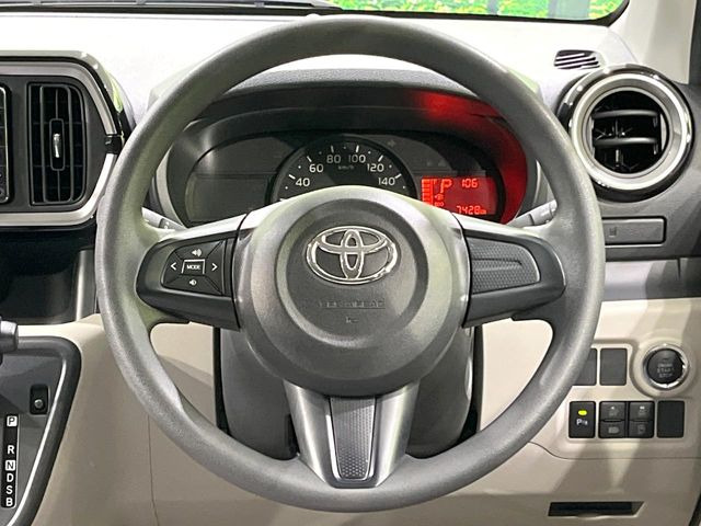 �C���e���A�ɍ��킹���f�U�C���̃X�e�A�����O�́A�^�]�������̂��Ƃ��l���A�^�]���₷���`��A�傫���ł��B�����x�A���ۂɐG���Ă��m���߂��������B