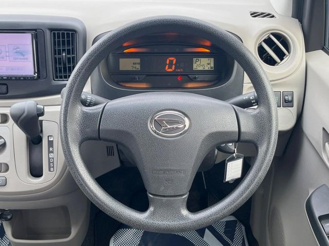 �C���e���A�ɍ��킹���f�U�C���̃X�e�A�����O�́A�^�]�������̂��Ƃ��l���A�^�]���₷���`��A�傫���ł��B�����x�A���ۂɐG���Ă��m���߂��������B