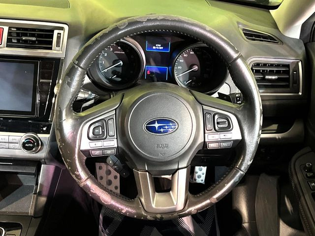 �C���e���A�ɍ��킹���f�U�C���̃X�e�A�����O�́A�^�]�������̂��Ƃ��l���A�^�]���₷���`��A�傫���ł��B�����x�A���ۂɐG���Ă��m���߂��������B