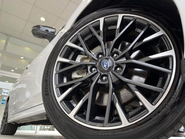 �y�����I�v�V����18�C���`�A���~�z�C�[���z�����I�v�V�����z�C�[���𑕒��B���s���\�̌���ɉ����A�O�ς����X�^�C���b�V���ɂȂ��Ă��܂��B