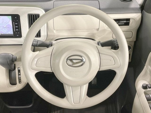 �C���e���A�ɍ��킹���f�U�C���̃X�e�A�����O�́A�^�]�������̂��Ƃ��l���A�^�]���₷���`��A�傫���ł��B�����x�A���ۂɐG���Ă��m���߂��������B