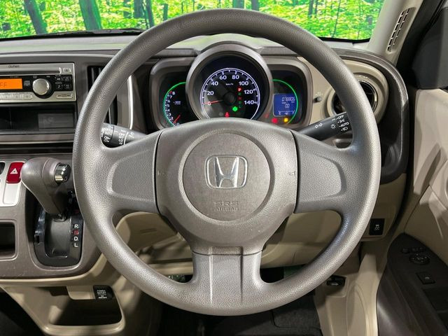 �C���e���A�ɍ��킹���f�U�C���̃X�e�A�����O�́A�^�]�������̂��Ƃ��l���A�^�]���₷���`��A�傫���ł��B�����x�A���ۂɐG���Ă��m���߂��������B