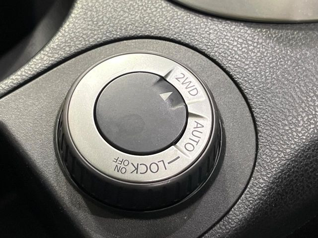 �y�I�[�����[�h4&times;4�z2WD/4WD���[�h����y�ɐ؂�ւ��\�B�R��d����2WD�A�X�^�b�N���ɖ𗧂�LOCK�AAUTO���[�h�ł�4WD�̔z���������Œ������A�H�ʏ󋵂��킸���肵��������T�|�[�g�B