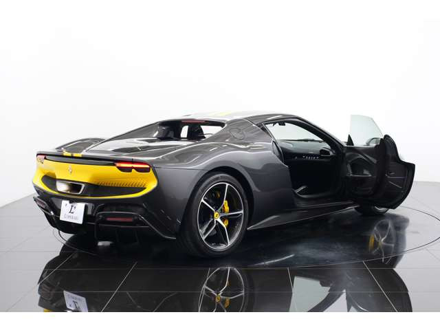 ���[�V���O�X�g���C�v(���z��120���~)�𑕔��B�{�f�B�ɉf����A�N�Z���g�ŁA296GTB�̗���ȃt�H�������������Ă܂��B