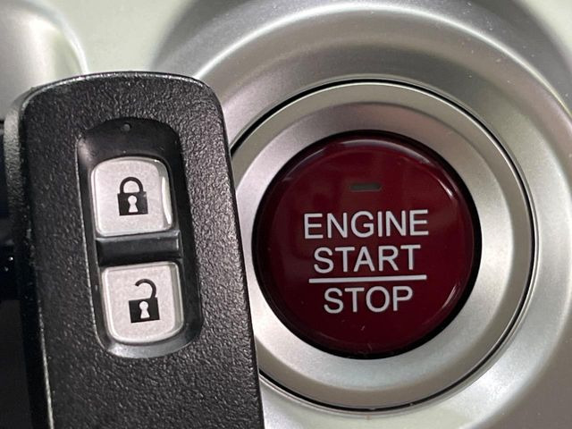 �yHonda�X�}�[�g�L�[�z�J�o����|�P�b�g�ɓ��ꂽ�܂܂ł��h�A�̎{���E�������\�ȃX�}�[�g�L�[�𑕔��B�G���W���̃I���E�I�t�����J�M�����o���K�v����������Ƃ��Ă��֗��ł���