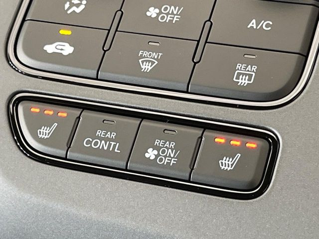 【シートヒーター】寒い日に重宝するシートヒーター!エアコンより早く温まってくれるので寒がりの人も安心ですね♪エアコンの温風は乾燥するから苦手、という方にもをおすすめです。