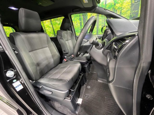 運転席シート廻りは使用感も少なく、良好な状態となっています。丁寧に使われていたことがよくわかりますね。
