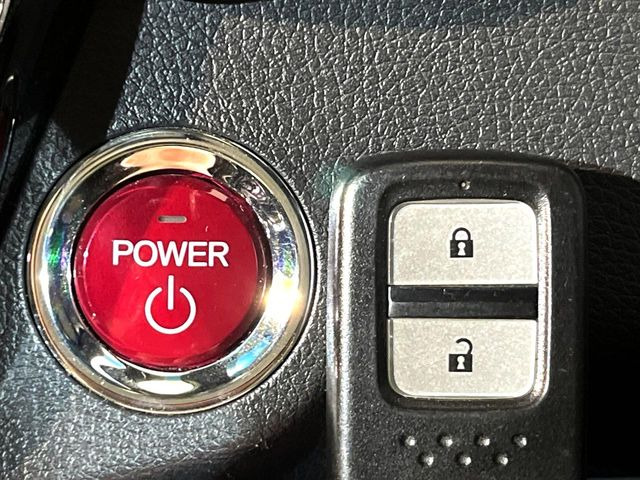 �yHonda�X�}�[�g�L�[�z�J�o����|�P�b�g�ɓ��ꂽ�܂܂ł��h�A�̎{���E�������\�ȃX�}�[�g�L�[�𑕔��B�G���W���̃I���E�I�t�����J�M�����o���K�v����������Ƃ��Ă��֗��ł���