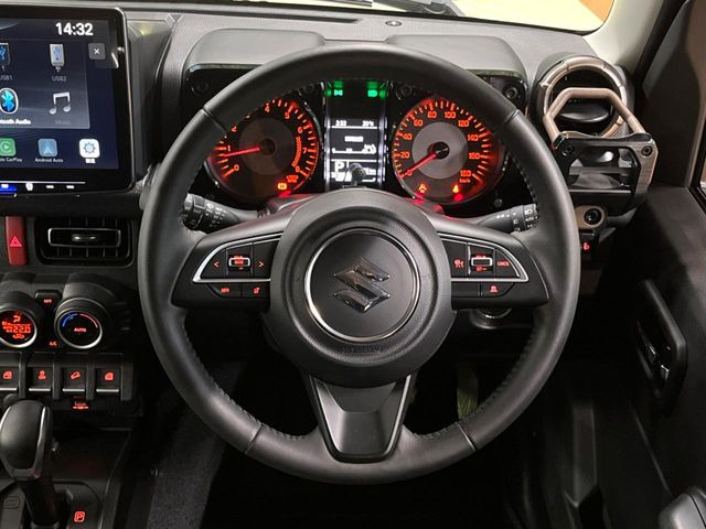 【純正革巻きステアリング】上質な革を使用することで、手にしっかり馴染みとても運転しやすいハンドルです♪