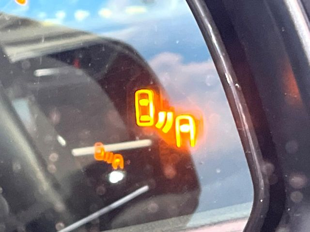 【ブラインドスポットモニター】走行中、ドアミラーの死角になりやすい箇所に後続車が接近するとサイドミラーのレンズに警告を表示!ドライバーに注意喚起をしてくれます。
