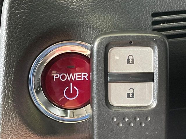 �yHonda�X�}�[�g�L�[�z�J�o����|�P�b�g�ɓ��ꂽ�܂܂ł��h�A�̎{���E�������\�ȃX�}�[�g�L�[�𑕔��B�G���W���̃I���E�I�t�����J�M�����o���K�v����������Ƃ��Ă��֗��ł���