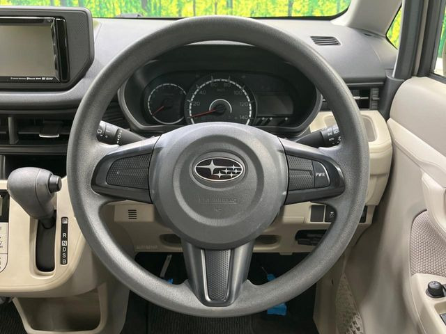 �C���e���A�ɍ��킹���f�U�C���̃X�e�A�����O�́A�^�]�������̂��Ƃ��l���A�^�]���₷���`��A�傫���ł��B�����x�A���ۂɐG���Ă��m���߂��������B