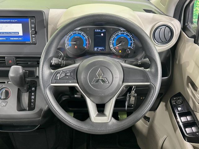 �C���e���A�ɍ��킹���f�U�C���̃X�e�A�����O�́A�^�]�������̂��Ƃ��l���A�^�]���₷���`��A�傫���ł��B�����x�A���ۂɐG���Ă��m���߂��������B