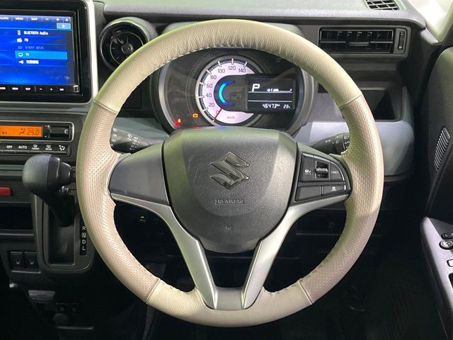 �C���e���A�ɍ��킹���f�U�C���̃X�e�A�����O�́A�^�]�������̂��Ƃ��l���A�^�]���₷���`��A�傫���ł��B�����x�A���ۂɐG���Ă��m���߂��������B