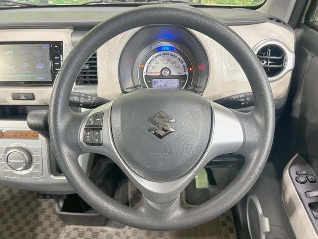 �C���e���A�ɍ��킹���f�U�C���̃X�e�A�����O�́A�^�]�������̂��Ƃ��l���A�^�]���₷���`��A�傫���ł��B�����x�A���ۂɐG���Ă��m���߂��������B