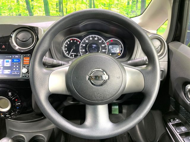 �C���e���A�ɍ��킹���f�U�C���̃X�e�A�����O�́A�^�]�������̂��Ƃ��l���A�^�]���₷���`��A�傫���ł��B�����x�A���ۂɐG���Ă��m���߂��������B