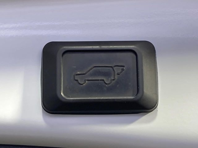 【パワーバックドア】スマートキーや運転席のボタンを押すだけでリアゲートが自動で開閉します!荷物を持っている時や、高い位置にあるバックドアを閉める際に便利な機能です♪