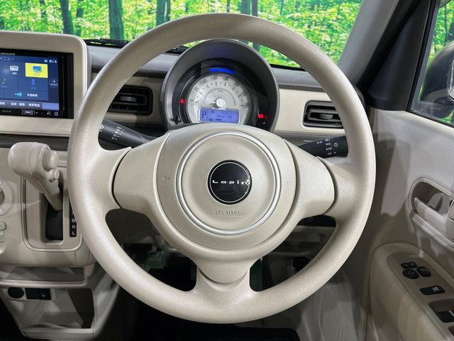 �C���e���A�ɍ��킹���f�U�C���̃X�e�A�����O�́A�^�]�������̂��Ƃ��l���A�^�]���₷���`��A�傫���ł��B�����x�A���ۂɐG���Ă��m���߂��������B