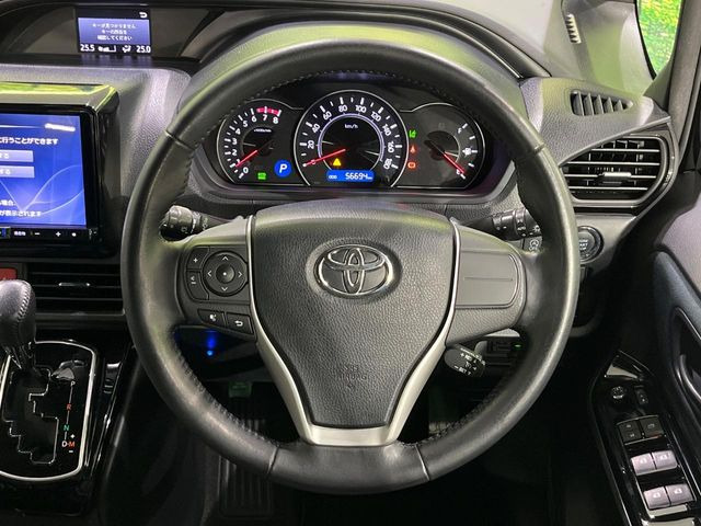【クルーズコントロール】高速道路もラクラク走行。アクセルを離しても一定速度で走行ができ、長距離運転時の負担を軽減!加速・減速も簡単なスイッチ操作で調整できます。