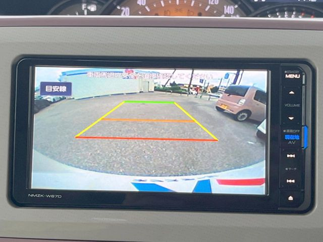 【バックカメラ】駐車時に後方がリアルタイム映像で確認できます。大型商業施設や立体駐車場での駐車時や、夜間のバック時に大活躍!運転スキルに関わらず、今や必須となった装備のひとつです!