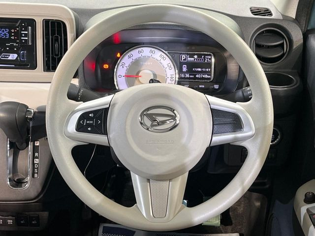 �C���e���A�ɍ��킹���f�U�C���̃X�e�A�����O�́A�^�]�������̂��Ƃ��l���A�^�]���₷���`��A�傫���ł��B�����x�A���ۂɐG���Ă��m���߂��������B