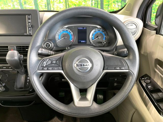 �C���e���A�ɍ��킹���f�U�C���̃X�e�A�����O�́A�^�]�������̂��Ƃ��l���A�^�]���₷���`��A�傫���ł��B�����x�A���ۂɐG���Ă��m���߂��������B