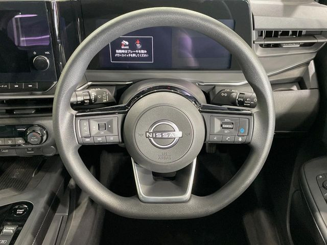 �C���e���A�ɍ��킹���f�U�C���̃X�e�A�����O�́A�^�]�������̂��Ƃ��l���A�^�]���₷���`��A�傫���ł��B�����x�A���ۂɐG���Ă��m���߂��������B