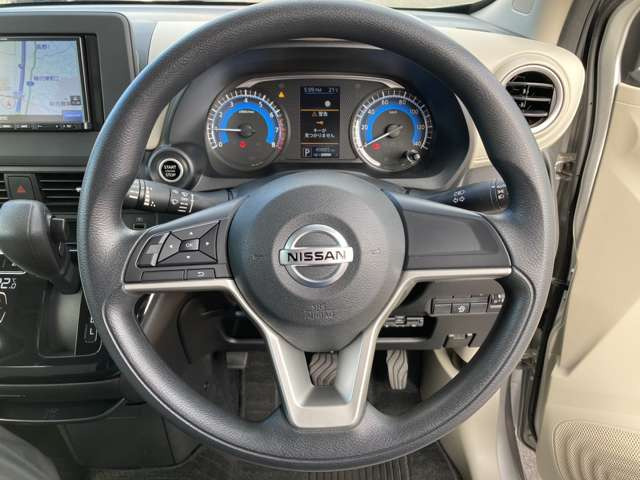 �C���e���A�ɍ��킹���f�U�C���̃X�e�A�����O�́A����₷���^�]���₷���`��A�傫���ł��B�����x�A���ۂɐG���Ă��m���߂���������