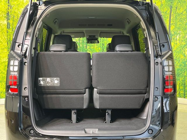 積み下ろしのしやすいデッキにはたっぷりと荷物を積み込んでいただけます。遊びから仕事まで、様々なシーンで頼れます♪