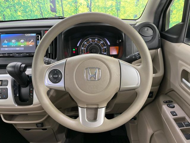 �C���e���A�ɍ��킹���f�U�C���̃X�e�A�����O�́A�^�]�������̂��Ƃ��l���A�^�]���₷���`��A�傫���ł��B�����x�A���ۂɐG���Ă��m���߂��������B