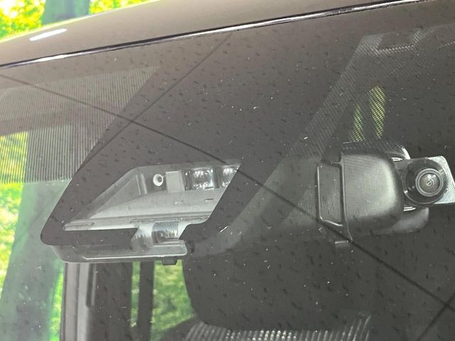【トヨタセーフティセンス】走行中に前方の車両等を認識し、衝突しそうな時は警報とブレーキで衝突回避と被害軽減をアシスト。より安全にドライブをお楽しみいただけます。