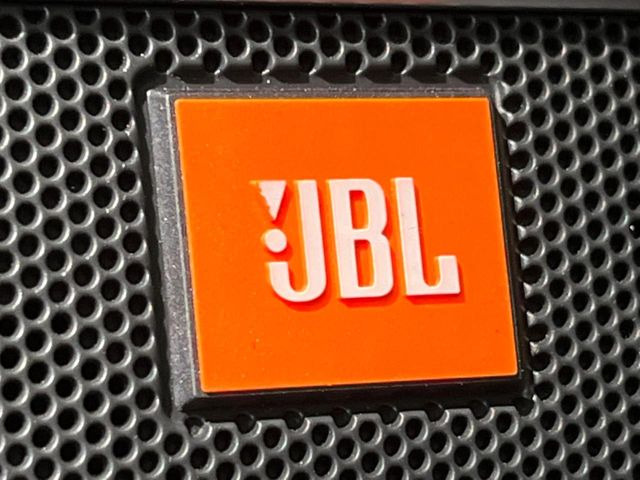 �yJBL�T�E���h�V�X�e���z���[�J�[�I�v�V�����̍��i�ʃT�E���h�V�X�e���𓋍ځB��p�̃`���[�j���O���{���ꂽ�召�l�X�ȃX�s�[�J�[����ǎ��ȃT�E���h���t�ł��A�Տꊴ���ӂ�鉹����Ԃ����o���܂��B
