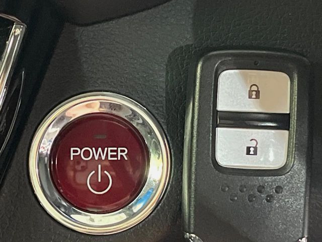 �yHonda�X�}�[�g�L�[�z�J�o����|�P�b�g�ɓ��ꂽ�܂܂ł��h�A�̎{���E�������\�ȃX�}�[�g�L�[�𑕔��B�G���W���̃I���E�I�t�����J�M�����o���K�v����������Ƃ��Ă��֗��ł���