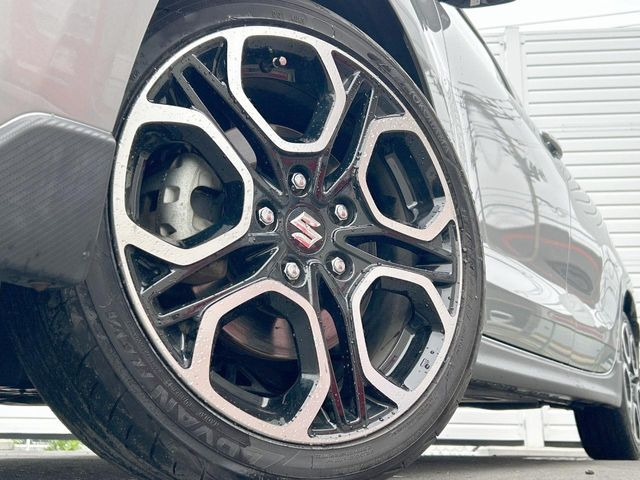 �y����17�C���`�A���~�z�C�[���z�O�ςɃ}�b�`���������A���~�z�C�[���𑕒����Ă���܂��B�e��ЊO�A���~�z�C�[����A�X�^�b�h���X�^�C�����戵�����Ă���܂��B���񂲑��k����������
