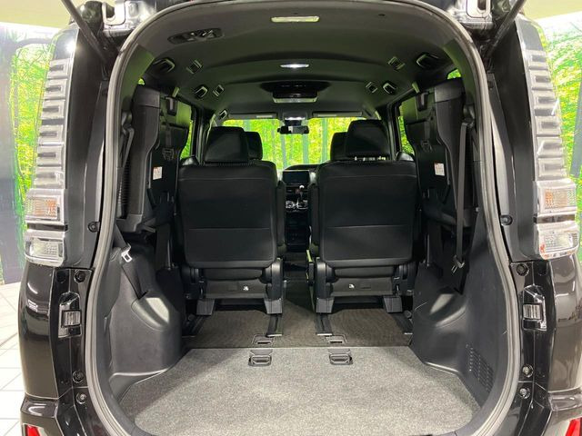 後席を格納すると、これだけの広さが!シーンに合わせたシートアレンジで、大きな荷物も積むことが出来ます♪