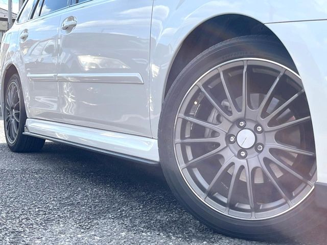 �y�A���~�z�C�[���z�O�ςɃ}�b�`�����A���~�z�C�[���𑕒����Ă���܂��B�e��A���~�z�C�[����A�X�^�b�h���X�^�C�����戵�����Ă���܂��B���񂲑��k����������