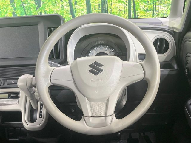 �C���e���A�ɍ��킹���f�U�C���̃X�e�A�����O�́A�^�]�������̂��Ƃ��l���A�^�]���₷���`��A�傫���ł��B�����x�A���ۂɐG���Ă��m���߂��������B