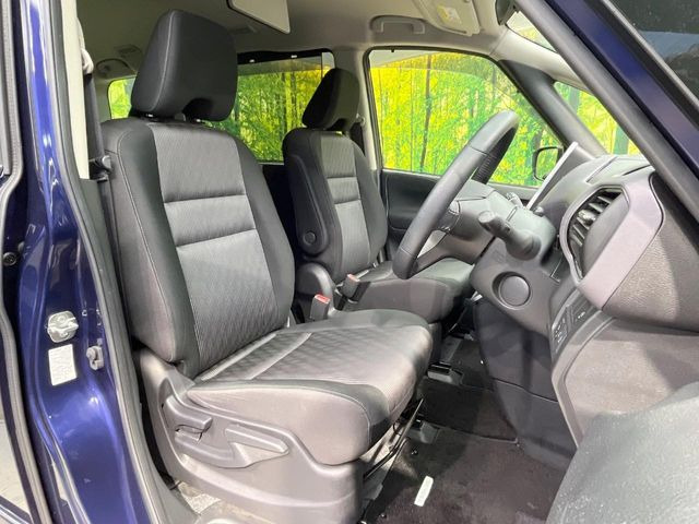 運転席まわりには十分なスペースがあり、大柄な方でもゆったり運転していただける環境です。