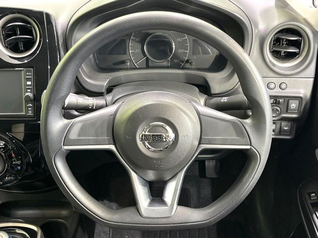 �C���e���A�ɍ��킹���f�U�C���̃X�e�A�����O�́A�^�]�������̂��Ƃ��l���A�^�]���₷���`��A�傫���ł��B�����x�A���ۂɐG���Ă��m���߂��������B