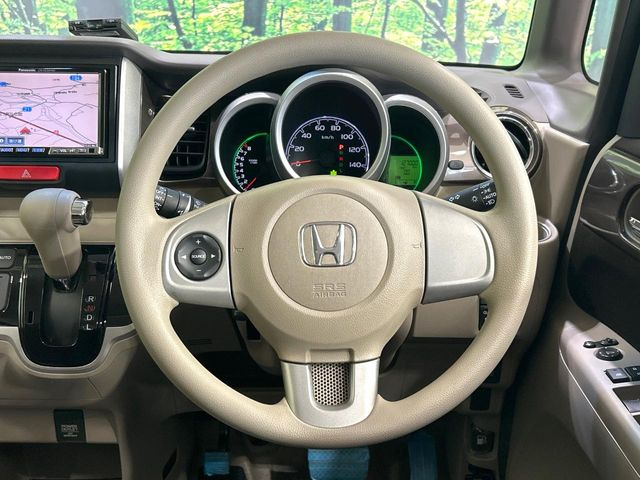 �C���e���A�ɍ��킹���f�U�C���̃X�e�A�����O�́A�^�]�������̂��Ƃ��l���A�^�]���₷���`��A�傫���ł��B�����x�A���ۂɐG���Ă��m���߂��������B