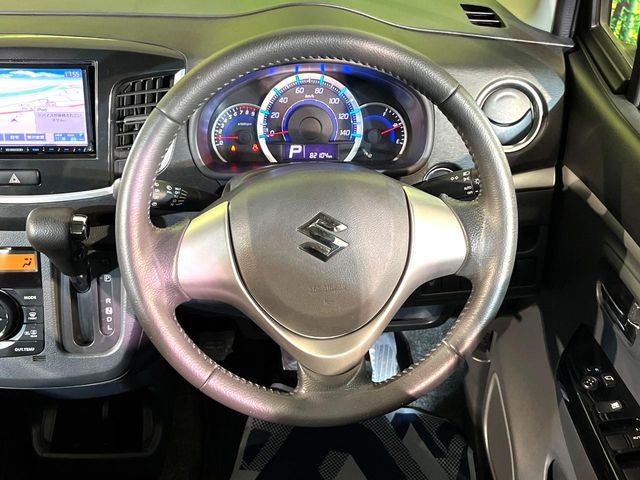 �C���e���A�ɍ��킹���f�U�C���̃X�e�A�����O�́A�^�]�������̂��Ƃ��l���A�^�]���₷���`��A�傫���ł��B�����x�A���ۂɐG���Ă��m���߂��������B